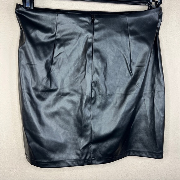 Size 6 Shein Black Faux Leather Mini Skirt Goth Retro Vegan - Picture 3 of 6